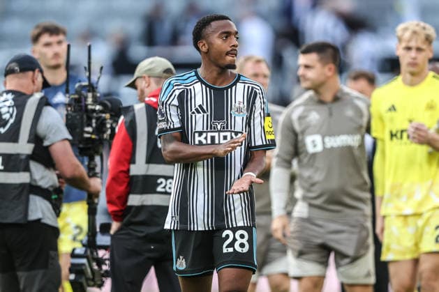 Premier League: Newcastle Untied v Liverpool Joe Willock of Newcastle United applauds the fans after the game during the Premier League match Newcastle Untied vs Liverpool at St. James s Park, Newcastle, United Kingdom on 23 August 2026 (Photo by Alfie Cosgrove News Images) Newcastle St. James s Park Tyne and Wear United Kingdom Copyright: xAlfiexCosgrove NewsxImagesx