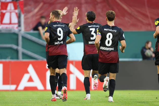 Igor Matanovic (SC Freiburg) Torjubel,jubelt mit seiner Mannschaft nach dem Treffer zum 0:2 waehrend des Spiels der 1. Runde des DFB-Pokal zwischen Fortuna Duesseldorf und SC Freiburg, Merkur Spiel-Arena am 23. August 2026 in Duesseldorf, Deutschland. (Foto von Oliver Kaelke DeFodi Images) +++ Igor Matanovic (SC Freiburg) celebrates after scoring his team s second goal with teammates during the 1st round match of the DFB-Pokal between Fortuna Duesseldorf and SC Freiburg at Merkur Spiel-Arena on August 23, 2026 in Dusseldorf, Germany. (Photo by Oliver Kaelke DeFodi Images) DFB DFL REGULATIONS PROHIBIT ANY USE OF PHOTOGRAPHS AS IMAGE SEQUENCES AND OR QUASI-VIDEO. (Photo by Oliver Kaelke DeFodi Images) - *** Igor Matanovic of SC Freiburg celebrates a goal with his teammates after scoring the 0-2 goal during the first-round match of the DFB Cup between Fortuna Düsseldorf and SC Freiburg at the Merkur Spiel Arena on August 23, 2026, in Düsseldorf, Germany. Photo by Oliver Kaelke, DeFodi Images. Igor Matanovic of SC Freiburg celebrates with his teammates after scoring his team’s second goal during the first-round match of the DFB Cup between Fortuna Düsseldorf and SC Freiburg at Merkur Spiel Arena on August 23, 2026 in Düsseldorf, Germany. Photo by Oliver Kaelke, DeFodi Images. DFB and DFL regulations prohibit any use of photographs as image sequences and or quasi-video. Photo by Oliver Kaelke, DeFodi Images.