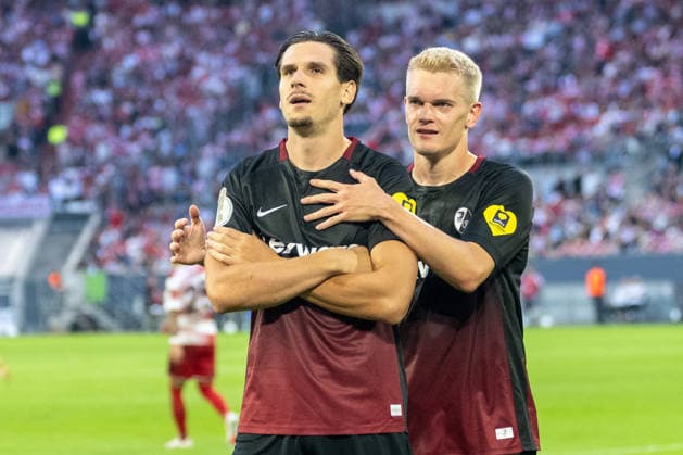 Igor Matanovic (SC Freiburg, 31) und Matthias Ginter (SC Freiburg, 28) bejubeln das Tor zum 2:0. Fortuna Duesseldorf vs. SC Freiburg, Fussball, DFB-Pokal, 1. Runde, Saison 2026 2027, 23.08.2026 DFL DFB Regulations prohibit any use of Photographs as image sequences and or Quasivideo Fortuna Duesseldorf vs. SC. Freiburg, DFB-Pokal, 1. Runde, Saison 2026 2027, 23.08.2026 Duesseldorf *** Igor Matanovic (SC Freiburg), 31, and Matthias Ginter (SC Freiburg), 28, celebrate the goal that made the score 2–0 in the match between Fortuna Düsseldorf and SC Freiburg, soccer, DFB Cup, 1st Round, 2026–2027 season, August 23, 2026. DFL and DFB regulations prohibit any use of photographs as image sequences and or quasi-video. Fortuna Düsseldorf vs. SC Freiburg, DFB Cup, Round 1, 2026–2027 season, August 23, 2026 Düsseldorf Copyright: xEibner-Pressefoto ThomasxHaeslerx EP_THR