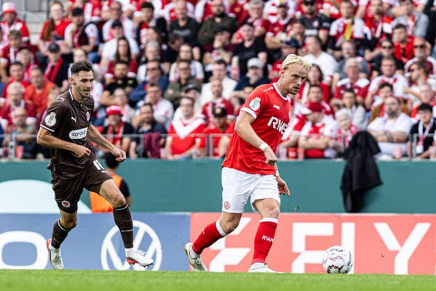 DFB-Pokal, 2026 2027, 1. Runde: Rot-Weiss Essen - FC St. Pauli; 23.08.2026 Branimir Hrgota (FC St. Pauli, 10), Ben Hüning (Rot-Weiss Essen, 15) DFB-Pokal, 2026 2027, 1. Runde: Rot-Weiss Essen - FC St. Pauli; Stadion an der Hafenstraße, Essen; 23.08.2026 DFB regulations prohibit any use of photographs as image sequences and or quasi video. *** DFB Cup, 2026–2027, First Round: Rot-Weiss Essen vs. FC St. Pauli, August 23, 2026; Branimir Hrgota (FC St. Pauli), 10; Ben Hüning (Rot-Weiss Essen), 15; DFB Cup, 2026–2027, First Round: Rot-Weiss Essen vs. FC St. Pauli, Stadion an der Hafenstraße, Essen, August 23, 2026. DFB regulations prohibit any use of photographs as image sequences and or quasi-video. Copyright: xBEAUTIFULxSPORTS Buriakovx