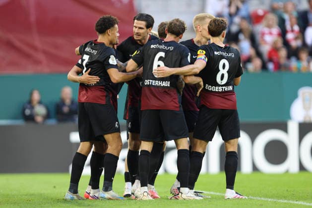 Lukas Kuebler (SC Freiburg) Torjubel,jubelt mit seiner Mannschaft nach dem Treffer zum 0:3 waehrend des Spiels der 1. Runde des DFB-Pokal zwischen Fortuna Duesseldorf und SC Freiburg, Merkur Spiel-Arena am 23. August 2026 in Duesseldorf, Deutschland. (Foto von Oliver Kaelke DeFodi Images) +++ Lukas Kuebler (SC Freiburg) celebrates after scoring his team s third goal with teammates during the 1st round match of the DFB-Pokal between Fortuna Duesseldorf and SC Freiburg at Merkur Spiel-Arena on August 23, 2026 in Dusseldorf, Germany. (Photo by Oliver Kaelke DeFodi Images) DFB DFL REGULATIONS PROHIBIT ANY USE OF PHOTOGRAPHS AS IMAGE SEQUENCES AND OR QUASI-VIDEO. (Photo by Oliver Kaelke DeFodi Images) - *** Lukas Kuebler of SC Freiburg celebrates with his teammates after scoring the team s third goal during the first-round match of the DFB Cup between Fortuna Düsseldorf and SC Freiburg at the Merkur Spiel Arena on August 23, 2026, in Düsseldorf, Germany. Photo by Oliver Kaelke, DeFodi Images. Lukas Kuebler of SC Freiburg celebrates with his teammates after scoring his team’s third goal during the first-round match of the DFB Cup between Fortuna Düsseldorf and SC Freiburg at Merkur Spiel Arena on August 23, 2026 in Düsseldorf, Germany. Photo by Oliver Kaelke, DeFodi Images. DFB and DFL regulations prohibit any use of photographs as image sequences and or quasi-video. Photo by Oliver Kaelke, DeFodi Images.