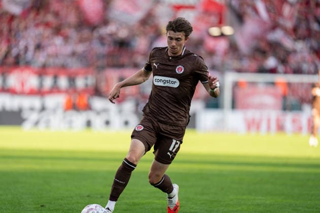 23.08.2026, GER Deutschland, Fussball, Saison 2026 2027, DFB-Pokal 1. Runde RW Essen - St. Pauli Scott Banks (FC St. Pauli, 17) Einzelaktion; Ganzkörper Ganzkoerper ; Ball am Fuss; Essen Stadion an der Hafenstraße Nordrhein-Westfalen (NRW) Deutschland *** August 23, 2026, GER Germany, Soccer, 2026–2027 Season, DFB Cup, First Round: RW Essen vs. St. Pauli; Scott Banks, FC St. Pauli; 17, individual play, full-body, ball at his feet, Essen, Stadion an der Hafenstraße, North Rhine-Westphalia (NRW), Germany Copyright: xnordphotoxGmbHx xChristianxSchulzex