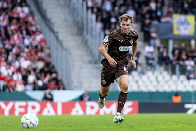 DFB-Pokal, 2026 2027, 1. Runde: Rot-Weiss Essen - FC St. Pauli; 23.08.2026 David Nemeth (FC St. Pauli, 4) DFB-Pokal, 2026 2027, 1. Runde: Rot-Weiss Essen - FC St. Pauli; Stadion an der Hafenstraße, Essen; 23.08.2026 DFB regulations prohibit any use of photographs as image sequences and or quasi video. *** DFB Cup, 2026–2027, 1st Round: Rot-Weiss Essen vs. FC St. Pauli, August 23, 2026; David Nemeth, FC St. Pauli, 4 DFB Cup, 2026–2027, First Round: Rot-Weiss Essen vs. FC St. Pauli, Stadion an der Hafenstraße, Essen, August 23, 2026. DFB regulations prohibit any use of photographs as image sequences and or quasi-video. Copyright: xBEAUTIFULxSPORTS Buriakovx