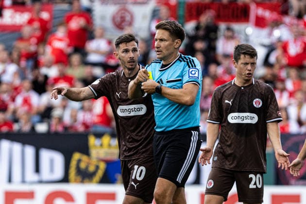 DFB-Pokal, 2026 2027, 1. Runde: Rot-Weiss Essen - FC St. Pauli; 23.08.2026 Branimir Hrgota (FC St. Pauli, 10), Tobias Reichel (Schiedsrichter) DFB-Pokal, 2026 2027, 1. Runde: Rot-Weiss Essen - FC St. Pauli; Stadion an der Hafenstraße, Essen; 23.08.2026 DFB regulations prohibit any use of photographs as image sequences and or quasi video. *** DFB Cup, 2026–2027, First Round: Rot-Weiss Essen vs. FC St. Pauli, August 23, 2026; Branimir Hrgota (FC St. Pauli), 10; Tobias Reichel (Referee); DFB Cup, 2026–2027, First Round: Rot-Weiss Essen vs. FC St. Pauli, Stadion an der Hafenstraße, Essen, August 23, 2026. DFB regulations prohibit any use of photographs as image sequences and or quasi-video content. Copyright: xBEAUTIFULxSPORTS Buriakovx
