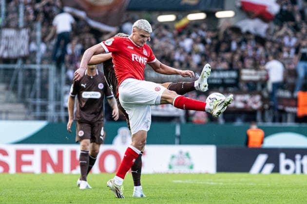 DFB-Pokal, 2026 2027, 1. Runde: Rot-Weiss Essen - FC St. Pauli; 23.08.2026 David Nemeth (FC St. Pauli, 4), Marek Janssen (Rot-Weiss Essen, 20) DFB-Pokal, 2026 2027, 1. Runde: Rot-Weiss Essen - FC St. Pauli; Stadion an der Hafenstraße, Essen; 23.08.2026 DFB regulations prohibit any use of photographs as image sequences and or quasi video. *** DFB Cup, 2026–2027, 1st Round: Rot-Weiss Essen vs. FC St. Pauli, August 23, 2026; David Nemeth (FC St. Pauli), 4; Marek Janssen (Rot-Weiss Essen), 20; DFB Cup, 2026–2027, First Round: Rot-Weiss Essen vs. FC St. Pauli, Stadion an der Hafenstraße, Essen, August 23, 2026. DFB regulations prohibit any use of photographs as image sequences and or quasi-video Copyright: xBEAUTIFULxSPORTS Buriakovx