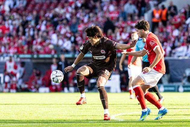 DFB-Pokal, 2026 2027, 1. Runde: Rot-Weiss Essen - FC St. Pauli; 23.08.2026 Tomoya Ando (FC St. Pauli, 15), Max Geschwill (Rot-Weiss Essen, 6) DFB-Pokal, 2026 2027, 1. Runde: Rot-Weiss Essen - FC St. Pauli; Stadion an der Hafenstraße, Essen; 23.08.2026 DFB regulations prohibit any use of photographs as image sequences and or quasi video. *** DFB Cup, 2026–2027, First Round: Rot-Weiss Essen vs. FC St. Pauli, August 23, 2026; Tomoya Ando (FC St. Pauli), 15; Max Geschwill (Rot-Weiss Essen), 6; DFB Cup, 2026–2027, First Round: Rot-Weiss Essen vs. FC St. Pauli, Stadion an der Hafenstraße, Essen, August 23, 2026. DFB regulations prohibit any use of photographs as image sequences and or quasi-video. Copyright: xBEAUTIFULxSPORTS Buriakovx