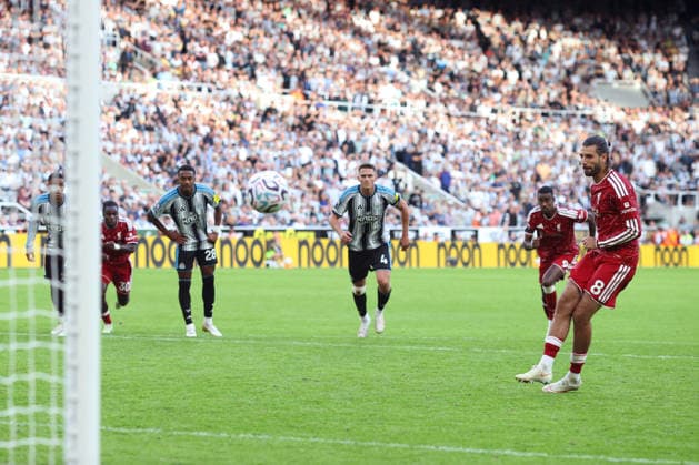Newcastle v Liverpool 22 August 2026, Newcastle - Premier League Football - Newcastle United v Liverpool - Dominik Szoboszlai of Liverpool scores their equalising goal from the penalty spot - Photo: Charlotte Wilson Offside. Newcastle UK *** Newcastle gegen Liverpool, 22. August 2026, Newcastle, Premier League, Fußball: Newcastle United gegen Liverpool. Dominik Szoboszlai von Liverpool erzielt den Ausgleichstreffer vom Elfmeterpunkt. Foto: Charlotte Wilson, Offside, Newcastle, Großbritannien  Copyright: xCharlottexWilsonx xOffsidexOffside