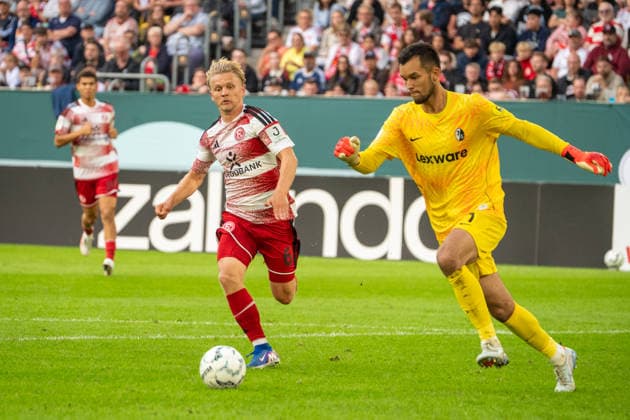 Deutschland: Fussball Saison 2026 2027, DFB-Pokal Runde 1, Fortuna Düsseldorf vs SC Freiburg - MERKUR SPIEL-ARENA (Düsseldorf): Andreas Müller (Fortuna Düsseldorf,6) Zweikampf, Spielszene, Duell, duel, tackle, tackling, Dynamik, Action, Aktion gegen Mio Backhaus (SC Freiburg,1) Düsseldorf MERKUR SPIEL-ARENA-Stadion Deutschland *** Germany Soccer Season 2026–2027, DFB Cup Round 1, Fortuna Düsseldorf vs. SC Freiburg, MERKUR SPIEL ARENA, Düsseldorf, Andreas Müller, Fortuna Düsseldorf, 6: Tackle, game action, duel, tackle, tackling, dynamic, action, against Mio Backhaus, SC Freiburg, 1: Düsseldorf, MERKUR SPIEL ARENA Stadium, Germany Copyright: xOrhanxHabashx