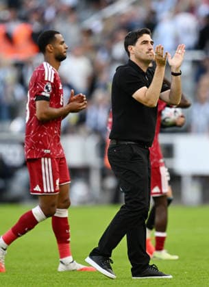 Newcastle Upon Tyne, England, 23rd August 2026. Andoni Iraola manager of Liverpool claps the fans during the Newcastle United vs Liverpool Premier League match at St. James Park, Newcastle Upon Tyne. Picture credit should read: Anna Gowthorpe Sportimage EDITORIAL USE ONLY. No use with unauthorised audio, video, data, fixture lists, club league logos or live services. Online in-match use limited to 120 images, no video emulation. No use in betting, games or single club league player publications. SPI_057_AG_Newcastle_Liverpool SPI-4932-0058