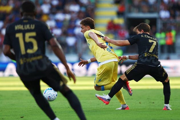 August 23, 2026, Frosinone, Italy: Matteo Cichella of Frosinone vies for the ball with Francisco Conceicao of Juventus during the Serie A soccer match between Frosinone Calcio and Juventus FC at Benito Stirpe stadium in Frosinone, Italy, 23 Aug 2026. ANSA FEDERICO PROIETTI. Soccer: Serie A; Frosinone-Juventus  - ZUMAa110 20260823_zaf_a110_020 Copyright: xFedericoxProiettix