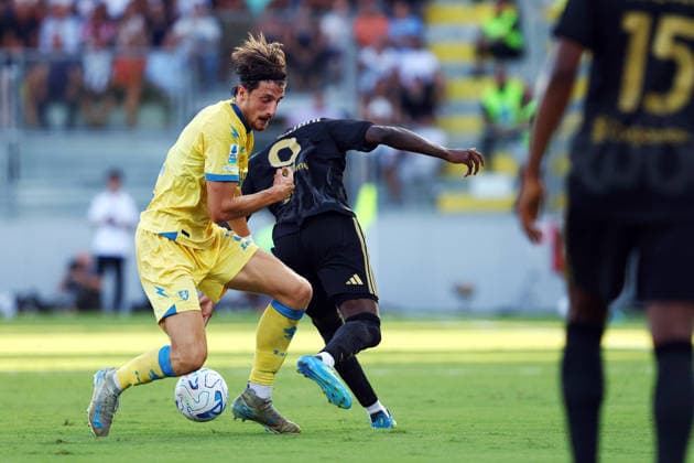 August 23, 2026, Frosinone, Italy: Giorgio Cittadini of Frosinone vies for the ball with Randal Kolo Muani of Juventus during the Serie A soccer match between Frosinone Calcio and Juventus FC at Benito Stirpe stadium in Frosinone, Italy, 23 Aug 2026. ANSA FEDERICO PROIETTI. Soccer: Serie A; Frosinone-Juventus  - ZUMAa110 20260823_zaf_a110_021 Copyright: xFedericoxProiettix