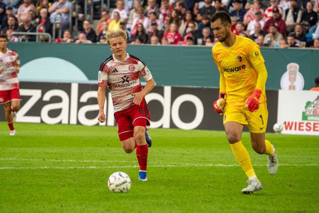 Deutschland: Fussball Saison 2026 2027, DFB-Pokal Runde 1, Fortuna Düsseldorf vs SC Freiburg - MERKUR SPIEL-ARENA (Düsseldorf): Andreas Müller (Fortuna Düsseldorf,6) Zweikampf, Spielszene, Duell, duel, tackle, tackling, Dynamik, Action, Aktion gegen Mio Backhaus (SC Freiburg,1) Düsseldorf MERKUR SPIEL-ARENA-Stadion Deutschland *** Germany Soccer Season 2026–2027, DFB Cup Round 1, Fortuna Düsseldorf vs. SC Freiburg, MERKUR SPIEL ARENA, Düsseldorf, Andreas Müller, Fortuna Düsseldorf, 6: Tackle, game action, duel, tackle, tackling, dynamic, action, against Mio Backhaus, SC Freiburg, 1: Düsseldorf, MERKUR SPIEL ARENA Stadium, Germany Copyright: xOrhanxHabashx