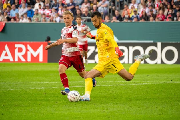 Deutschland: Fussball Saison 2026 2027, DFB-Pokal Runde 1, Fortuna Düsseldorf vs SC Freiburg - MERKUR SPIEL-ARENA (Düsseldorf): Andreas Müller (Fortuna Düsseldorf,6) Zweikampf, Spielszene, Duell, duel, tackle, tackling, Dynamik, Action, Aktion gegen Mio Backhaus (SC Freiburg,1) Düsseldorf MERKUR SPIEL-ARENA-Stadion Deutschland *** Germany Soccer Season 2026–2027, DFB Cup Round 1, Fortuna Düsseldorf vs. SC Freiburg, MERKUR SPIEL ARENA, Düsseldorf, Andreas Müller, Fortuna Düsseldorf, 6: Tackle, game action, duel, tackle, tackling, dynamic, action, against Mio Backhaus, SC Freiburg, 1: Düsseldorf, MERKUR SPIEL ARENA Stadium, Germany Copyright: xOrhanxHabashx