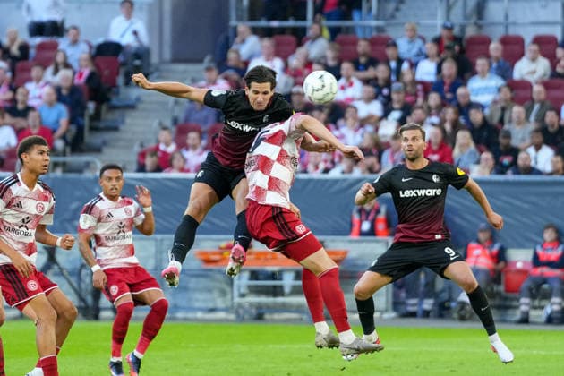 Igor Matanovic (SC Freiburg, 31) trifft per Kopfball , Deutschland, Fußball, 1. Runde, DFB Pokal, 2026 2027, Fortuna Düsseldorf vs. SC Freiburg, 23.08.2026, Merkur Spiel-Arena, Düsseldorf Düsseldorf Merkur Spiel-Arena Nordrhein-Westfalen Deutschland *** Igor Matanovic of SC Freiburg, 31, scores with a header, Germany, soccer, Round 1, DFB Cup, 2026–2027, Fortuna Düsseldorf vs. SC Freiburg, August 23, 2026, Merkur Spiel Arena, Düsseldorf, North Rhine-Westphalia, Germany Copyright: xArnexAmbergx