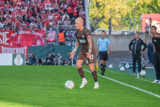 Deutschland: Fussball, DFB-Pokal 2026 27, 1. Runde, Stadion an der Hafenstraße, Essen - Bergeborbeck, Rot-Weiss Essen vs. FC St. Pauli: Louis Oppie (FC St. Pauli, 23) weiß nicht wohin. *** German Soccer, 2026–27 DFB Cup, First Round, Stadion an der Hafenstraße, Essen-Bergeborbeck, Rot-Weiss Essen vs. FC St. Pauli (Louis Oppie, FC St. Pauli), 23—don t know where Copyright: xMichelxWittex