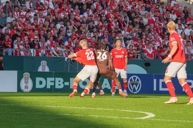 Deutschland: Fussball, DFB-Pokal 2026 27, 1. Runde, Stadion an der Hafenstraße, Essen - Bergeborbeck, Rot-Weiss Essen vs. FC St. Pauli: Janne Sietan (Rot-Weiss Essen, 22) Ricky-Jade Jones (FC St. Pauli, 26) *** German Soccer, 2026–27 DFB Cup, First Round, Stadion an der Hafenstraße, Essen-Bergeborbeck, Rot-Weiss Essen vs. FC St. Pauli: Janne Sietan (Rot-Weiss Essen), 22; Ricky Jade Jones (FC St. Pauli), 26 Copyright: xMichelxWittex