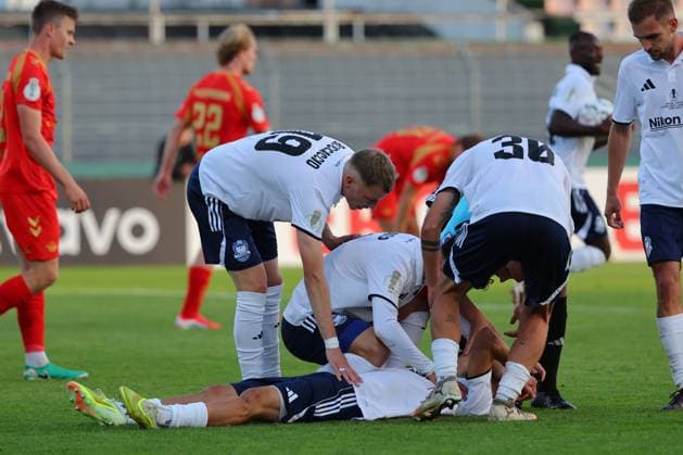 23.08.26, GER, DFB-Pokal, Fussball, 1.Runde, Saison 2026 2027, Dietmar-Scholze-Stadion an der Lohmuehle, 1.FC Phönix Lübeck vs SC Paderborn 07 Verletzt Verletzung Schmerzen. Julius Kliti (1.FC Phoenix Luebeck 07) liegt am Boden Foto nordphoto GmbH Tauchnitz Luebeck Dietmar-Scholze-Stadion an der Lohmuehle SH Germany *** August 23, 2026, GER, DFB Cup, Soccer, 1st Round, 2026–2027 Season, Dietmar Scholze Stadium at Lohmuehle, 1 FC Phönix Lübeck vs. SC Paderborn 07 Injury Pain Julius Kliti 1 FC Phoenix Lübeck 07 is down on the ground Photo: nordphoto GmbH Tauchnitz Lübeck Dietmar Scholze Stadium an der Lohmühle SH Germany Copyright: xnordphotoxGmbHx xTauchnitzx