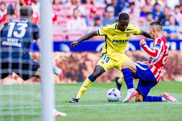 Atletico de Madrid vs Villarreal CF - LaLiga EA Sports - 23 08 2026 Nicolas Pepe of Villarreal CF (L) battles for the ball with Alejandro Grimaldo of Atletico de Madrid (R) during the LaLiga EA Sports match between Atletico de Madrid and Villarreal CF at Riyadh Air Metropolitano Stadium on August 23, 2026 in Madrid, Spain. Madrid Spain Copyright: xMarinaxFrutos PGSxPhotoxAgencyx