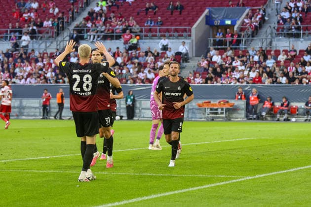 23.08.2026, GER, Fussball, Herren, DFB Pokal , Saison 2026 2027, Fortuna Düsseldorf - SC Freiburg Igor MatanoviÄ‡ (SCF) Torjubel, jubelt mit seiner Mannschaft nach dem Treffer zum 0:2 *** August 23, 2026, Germany, Soccer, Men s, DFB Cup, 2026–2027 Season, Fortuna Düsseldorf vs. SC Freiburg; Igor Matanovic (SCF) celebrates the goal, cheering with his teammates after scoring to make it 0–2 Copyright: xSvenxHanischx