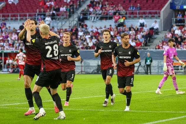 23.08.2026, GER, Fussball, Herren, DFB Pokal , Saison 2026 2027, Fortuna Düsseldorf - SC Freiburg Igor MatanoviÄ‡ (SCF) Torjubel, jubelt mit seiner Mannschaft nach dem Treffer zum 0:2 *** August 23, 2026, Germany, Soccer, Men s, DFB Cup, 2026–2027 Season, Fortuna Düsseldorf vs. SC Freiburg; Igor Matanovic (SCF) celebrates the goal, cheering with his teammates after scoring to make it 0–2 Copyright: xSvenxHanischx