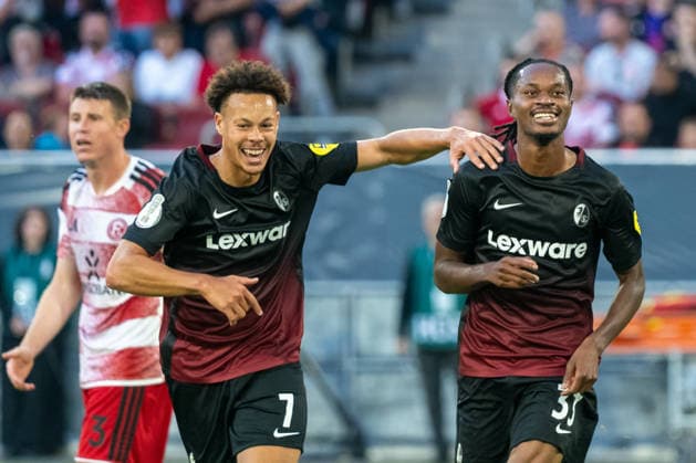 Derry Scherhant (SC Freiburg, 07) und Jordy Makengo (SC Freiburg, 33) bejubeln das Tor zum 4:1. Fortuna Duesseldorf vs. SC Freiburg, Fussball, DFB-Pokal, 1. Runde, Saison 2026 2027, 23.08.2026 DFL DFB Regulations prohibit any use of Photographs as image sequences and or Quasivideo Fortuna Duesseldorf vs. SC. Freiburg, DFB-Pokal, 1. Runde, Saison 2026 2027, 23.08.2026 Duesseldorf *** Derry Scherhant (SC Freiburg, 07) and Jordy Makengo (SC Freiburg, 33) celebrate the goal that made the score 4–1 in the Fortuna Düsseldorf vs. SC Freiburg match, soccer, DFB Cup, 1st round, 2026–2027 season, August 23, 2026 DFL and DFB regulations prohibit any use of photographs as image sequences and or quasi-video Fortuna Düsseldorf vs. SC Freiburg, DFB Cup, Round 1, 2026–2027 season, August 23, 2026, Düsseldorf Copyright: xEibner-Pressefoto ThomasxHaeslerx EP_THR