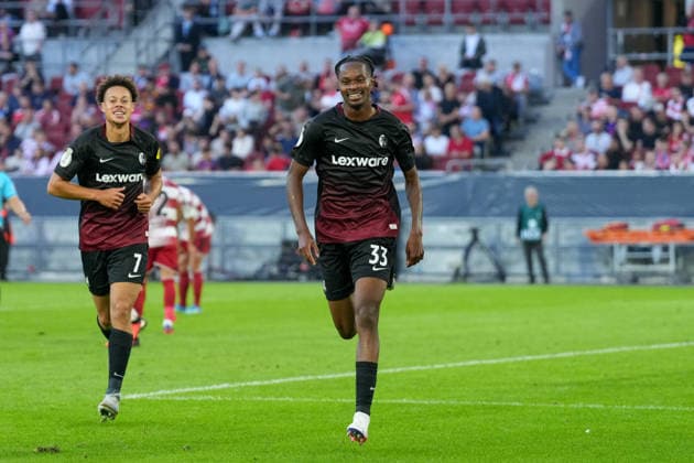 Jordy Makengo (SC Freiburg, 33) Torjubel, Emotionen, Torschuss, Abschluss, Torerfolg, Tor, Treffer , Deutschland, Fußball, 1. Runde, DFB Pokal, 2026 2027, Fortuna Düsseldorf vs. SC Freiburg, 23.08.2026, Merkur Spiel-Arena, Düsseldorf Düsseldorf Merkur Spiel-Arena Nordrhein-Westfalen Deutschland *** Jordy Makengo, SC Freiburg, 33 goal celebration, emotions, shot on goal, finish, goal scored, goal, hit, Germany, soccer, Round 1, DFB Cup, 2026–2027, Fortuna Düsseldorf vs. SC Freiburg, August 23, 2026, Merkur Spiel Arena, Düsseldorf, North Rhine-Westphalia, Germany Copyright: xArnexAmbergx