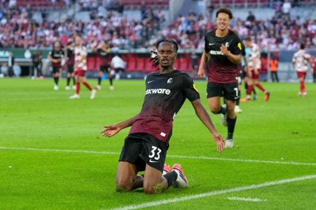 Jordy Makengo (SC Freiburg, 33) Torjubel, Emotionen, Torschuss, Abschluss, Torerfolg, Tor, Treffer , Deutschland, Fußball, 1. Runde, DFB Pokal, 2026 2027, Fortuna Düsseldorf vs. SC Freiburg, 23.08.2026, Merkur Spiel-Arena, Düsseldorf Düsseldorf Merkur Spiel-Arena Nordrhein-Westfalen Deutschland *** Jordy Makengo, SC Freiburg, 33 goal celebration, emotions, shot on goal, finish, goal scored, goal, hit, Germany, soccer, Round 1, DFB Cup, 2026–2027, Fortuna Düsseldorf vs. SC Freiburg, August 23, 2026, Merkur Spiel Arena, Düsseldorf, North Rhine-Westphalia, Germany Copyright: xArnexAmbergx