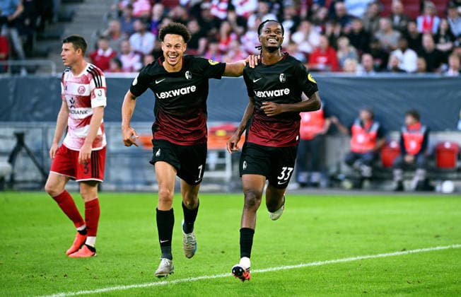 Düsseldorf, Germany, DFB Cup, 1. Round, Merkur-Spiel-Arena Düsseldorf, Fortuna Düsseldorf vs SC Freiburg; Jordy Makengo (SCF) celebrates after scoring the 1:4 goal, together with Derry Scherhant (SCF). Celebration, Joy, Action. *** Düsseldorf, Germany, DFB Cup, First Round, Merkur Spiel Arena Düsseldorf, Fortuna Düsseldorf vs. SC Freiburg; Jordy Makengo (SCF) celebrates after scoring the 1-4 goal, along with Derry Scherhant (SCF); Celebration, Joy, Action