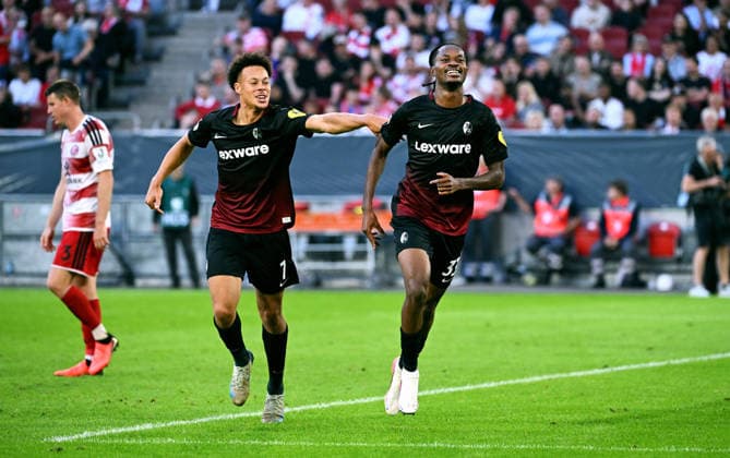 Düsseldorf, Germany, DFB Cup, 1. Round, Merkur-Spiel-Arena Düsseldorf, Fortuna Düsseldorf vs SC Freiburg; Jordy Makengo (SCF) celebrates after scoring the 1:4 goal, together with Derry Scherhant (SCF). Celebration, Joy, Action. *** Düsseldorf, Germany, DFB Cup, First Round, Merkur Spiel Arena Düsseldorf, Fortuna Düsseldorf vs. SC Freiburg; Jordy Makengo (SCF) celebrates after scoring the 1-4 goal, along with Derry Scherhant (SCF); Celebration, Joy, Action