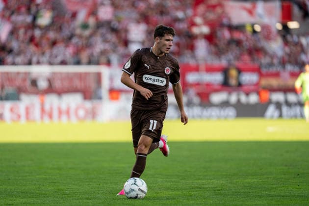 23.08.2026, GER Deutschland, Fussball, Saison 2026 2027, DFB-Pokal 1. Runde RW Essen - St. Pauli Arkadiusz Pyrka (FC St. Pauli, 11) Einzelaktion; Ganzkörper Ganzkoerper ; Ball am Fuss; Essen Stadion an der Hafenstraße Nordrhein-Westfalen (NRW) Deutschland *** August 23, 2026, GER Germany, Soccer, 2026–2027 Season, DFB Cup, 1st Round: RW Essen vs. St. Pauli, Arkadiusz Pyrka, FC St. Pauli, 11, individual play, full-body, ball at his feet, Essen, Stadion an der Hafenstraße, North Rhine-Westphalia (NRW), Germany Copyright: xnordphotoxGmbHx xChristianxSchulzex