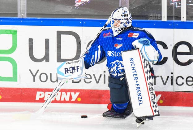 Straubing Tigers vs. Grizzlys Wolfsburg, Eishockey, Deutsche Eishockey Liga, Penny DEL, Vorbereitungsspiel, Gaeuboden Cup, Saison 2026 2027 am 23.08.2026 Florian Bugl (Straubing Tigers), Eishockey Herren, Deutsche Eishockey Liga, Penny DEL, Vorbereitungsspiel, Gaeuboden Cup, Saison 2026 2027 am 23.08.2026 im Eisstadion am Pulverturm, Straubing Tigers (blau) gegen Grizzlys Wolfsburg (beige) *** Straubing Tigers vs. Grizzlys Wolfsburg, Ice Hockey, German Ice Hockey League, Penny DEL, Preseason Game, Gaeuboden Cup, 2026–2027 Season on August 23, 2026, Florian Bugl, Straubing Tigers, Men s Ice Hockey, German Ice Hockey League, Penny DEL, Preseason Game, Gaeuboden Cup, 2026–2027 Season on August 23, 2026, at the Eisstadion am Pulverturm, Straubing Tigers (blue) vs. Grizzlys Wolfsburg (beige)