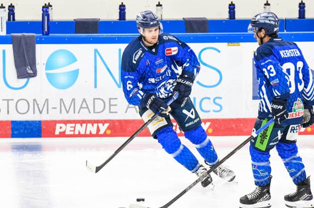 Straubing Tigers vs. Grizzlys Wolfsburg, Eishockey, Deutsche Eishockey Liga, Penny DEL, Vorbereitungsspiel, Gaeuboden Cup, Saison 2026 2027 am 23.08.2026 Alex Green (Straubing Tigers), Eishockey Herren, Deutsche Eishockey Liga, Penny DEL, Vorbereitungsspiel, Gaeuboden Cup, Saison 2026 2027 am 23.08.2026 im Eisstadion am Pulverturm, Straubing Tigers (blau) gegen Grizzlys Wolfsburg (beige) *** Straubing Tigers vs. Grizzlys Wolfsburg, Ice Hockey, German Ice Hockey League, Penny DEL, Preseason Game, Gaeuboden Cup, 2026–2027 Season on August 23, 2026, Alex Green, Straubing Tigers, Men s Ice Hockey, German Ice Hockey League, Penny DEL, Preseason Game, Gaeuboden Cup, 2026–2027 Season on August 23, 2026, at the Eisstadion am Pulverturm, Straubing Tigers (blue) vs. Grizzlys Wolfsburg (beige)
