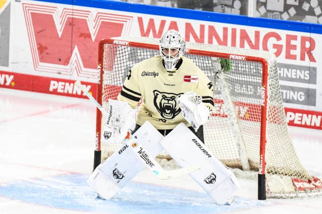 Straubing Tigers vs. Grizzlys Wolfsburg, Eishockey, Deutsche Eishockey Liga, Penny DEL, Vorbereitungsspiel, Gaeuboden Cup, Saison 2026 2027 am 23.08.2026 Hannibal Weitzmann (Grizzlys Wolfsburg), Eishockey Herren, Deutsche Eishockey Liga, Penny DEL, Vorbereitungsspiel, Gaeuboden Cup, Saison 2026 2027 am 23.08.2026 im Eisstadion am Pulverturm, Straubing Tigers (blau) gegen Grizzlys Wolfsburg (beige) *** Straubing Tigers vs. Grizzlys Wolfsburg, Ice Hockey, German Ice Hockey League, Penny DEL, Preseason Game, Gaeuboden Cup, 2026–2027 Season on August 23, 2026, Hannibal Weitzmann, Grizzlys Wolfsburg, Men s Ice Hockey, German Ice Hockey League, Penny DEL, Preseason Game, Gaeuboden Cup, 2026–2027 Season on August 23, 2026, at the Eisstadion am Pulverturm, Straubing Tigers (blue) vs. Grizzlys Wolfsburg (beige)