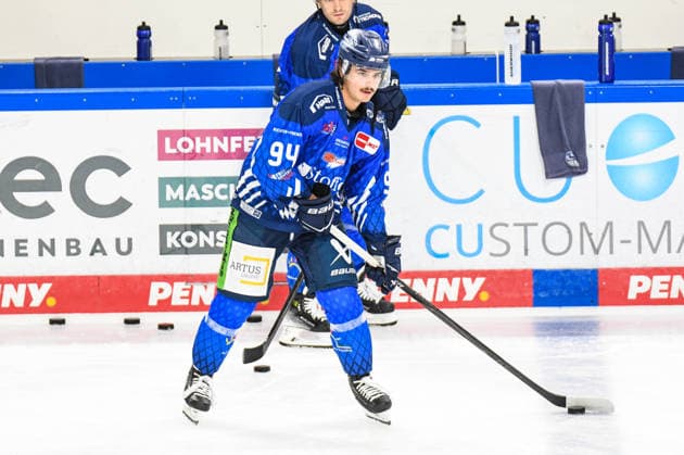 Straubing Tigers vs. Grizzlys Wolfsburg, Eishockey, Deutsche Eishockey Liga, Penny DEL, Vorbereitungsspiel, Gaeuboden Cup, Saison 2026 2027 am 23.08.2026 Jamieson Rees (Straubing Tigers), Eishockey Herren, Deutsche Eishockey Liga, Penny DEL, Vorbereitungsspiel, Gaeuboden Cup, Saison 2026 2027 am 23.08.2026 im Eisstadion am Pulverturm, Straubing Tigers (blau) gegen Grizzlys Wolfsburg (beige) *** Straubing Tigers vs. Grizzlys Wolfsburg, Ice Hockey, German Ice Hockey League, Penny DEL, Preseason Game, Gaeuboden Cup, 2026–2027 Season on August 23, 2026, Jamieson Rees, Straubing Tigers, Men s Ice Hockey, German Ice Hockey League, Penny DEL, Preseason Game, Gaeuboden Cup, 2026–2027 Season on August 23, 2026, at the Eisstadion am Pulverturm, Straubing Tigers (blue) vs. Grizzlys Wolfsburg (beige)