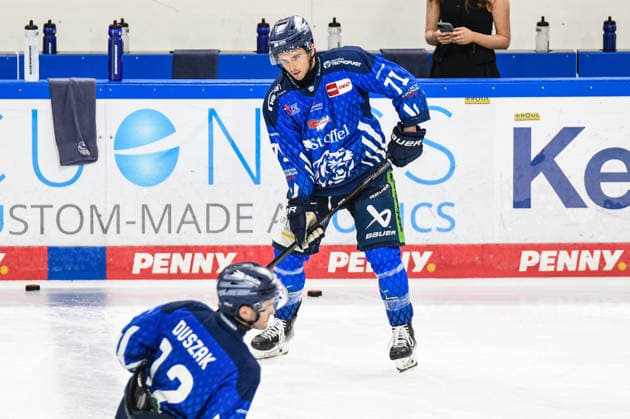 Straubing Tigers vs. Grizzlys Wolfsburg, Eishockey, Deutsche Eishockey Liga, Penny DEL, Vorbereitungsspiel, Gaeuboden Cup, Saison 2026 2027 am 23.08.2026 Nicholas Halloran (Straubing Tigers), Eishockey Herren, Deutsche Eishockey Liga, Penny DEL, Vorbereitungsspiel, Gaeuboden Cup, Saison 2026 2027 am 23.08.2026 im Eisstadion am Pulverturm, Straubing Tigers (blau) gegen Grizzlys Wolfsburg (beige) *** Straubing Tigers vs. Grizzlys Wolfsburg, Ice Hockey, German Ice Hockey League, Penny DEL, Preseason Game, Gaeuboden Cup, 2026–2027 Season on August 23, 2026, Nicholas Halloran, Straubing Tigers, Men s Ice Hockey, German Ice Hockey League, Penny DEL, Preseason Game, Gaeuboden Cup, 2026–2027 Season on August 23, 2026, at the Eisstadion am Pulverturm, Straubing Tigers (blue) vs. Grizzlys Wolfsburg (beige)