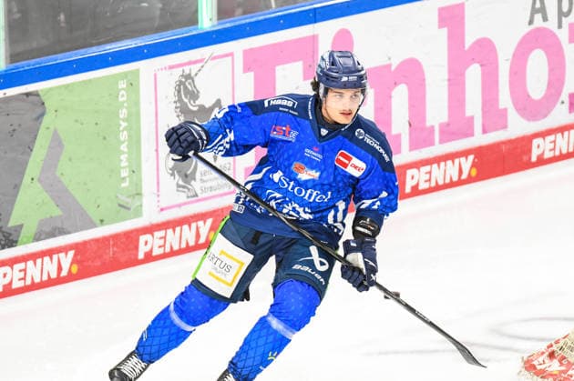 Straubing Tigers vs. Grizzlys Wolfsburg, Eishockey, Deutsche Eishockey Liga, Penny DEL, Vorbereitungsspiel, Gaeuboden Cup, Saison 2026 2027 am 23.08.2026 Jamieson Rees (Straubing Tigers), Eishockey Herren, Deutsche Eishockey Liga, Penny DEL, Vorbereitungsspiel, Gaeuboden Cup, Saison 2026 2027 am 23.08.2026 im Eisstadion am Pulverturm, Straubing Tigers (blau) gegen Grizzlys Wolfsburg (beige) *** Straubing Tigers vs. Grizzlys Wolfsburg, Ice Hockey, German Ice Hockey League, Penny DEL, Preseason Game, Gaeuboden Cup, 2026–2027 Season on August 23, 2026; Jamieson Rees, Straubing Tigers, Men s Ice Hockey, German Ice Hockey League, Penny DEL, Preseason Game, Gaeuboden Cup, 2026–2027 Season on August 23, 2026, at the Eisstadion am Pulverturm, Straubing Tigers (blue) vs. Grizzlys Wolfsburg (beige)