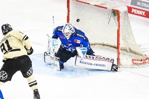 Straubing Tigers vs. Grizzlys Wolfsburg, Eishockey, Deutsche Eishockey Liga, Penny DEL, Vorbereitungsspiel, Gaeuboden Cup, Saison 2026 2027 am 23.08.2026 Florian Bugl (Straubing Tigers) ist geschlagen, Timo Ruckdaseschel (Grizzlys Wolfsburg) erziehlt den Treffer, Eishockey Herren, Deutsche Eishockey Liga, Penny DEL, Vorbereitungsspiel, Gaeuboden Cup, Saison 2026 2027 am 23.08.2026 im Eisstadion am Pulverturm, Straubing Tigers (blau) gegen Grizzlys Wolfsburg (beige) *** Straubing Tigers vs. Grizzlys Wolfsburg, Ice Hockey, German Ice Hockey League, Penny DEL, Preseason Game, Gaeuboden Cup, 2026–2027 Season on August 23, 2026. Florian Bugl of the Straubing Tigers is defeated, Timo Ruckdaseschel of the Grizzlys Wolfsburg scores the goal, Men’s Ice Hockey, German Ice Hockey League, Penny DEL, Preseason Game, Gaeuboden Cup, 2026–2027 Season on August 23, 2026, at the Eisstadion am Pulverturm, Straubing Tigers (blue) vs. Grizzlys Wolfsburg (beige)