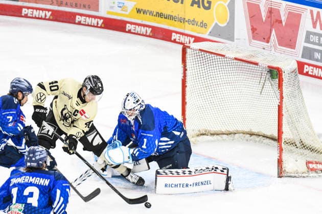 Straubing Tigers vs. Grizzlys Wolfsburg, Eishockey, Deutsche Eishockey Liga, Penny DEL, Vorbereitungsspiel, Gaeuboden Cup, Saison 2026 2027 am 23.08.2026 Florian Bugl (Straubing Tigers) verhindert den Treffer von Julian Chrobot (Grizzlys Wolfsburg) erziehlt den Treffer, Eishockey Herren, Deutsche Eishockey Liga, Penny DEL, Vorbereitungsspiel, Gaeuboden Cup, Saison 2026 2027 am 23.08.2026 im Eisstadion am Pulverturm, Straubing Tigers (blau) gegen Grizzlys Wolfsburg (beige) *** Straubing Tigers vs. Grizzlys Wolfsburg, Ice Hockey, German Ice Hockey League, Penny DEL, Preseason Game, Gaeuboden Cup, 2026–2027 season on August 23, 2026, Florian Bugl of the Straubing Tigers blocks a shot by Julian Chrobot of the Grizzlys Wolfsburg, who scores the goal, Men’s Ice Hockey, German Ice Hockey League, Penny DEL, preseason game, Gaeuboden Cup, 2026–2027 season on August 23, 2026, at the Eisstadion am Pulverturm, Straubing Tigers (blue) vs. Grizzlys Wolfsburg (beige)