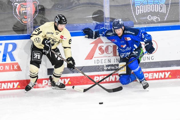 Straubing Tigers vs. Grizzlys Wolfsburg, Eishockey, Deutsche Eishockey Liga, Penny DEL, Vorbereitungsspiel, Gaeuboden Cup, Saison 2026 2027 am 23.08.2026 Alex Green (Straubing Tigers) am Boden mit Janik Moeser (Grizzlys Wolfsburg), Eishockey Herren, Deutsche Eishockey Liga, Penny DEL, Vorbereitungsspiel, Gaeuboden Cup, Saison 2026 2027 am 23.08.2026 im Eisstadion am Pulverturm, Straubing Tigers (blau) gegen Grizzlys Wolfsburg (beige) *** Straubing Tigers vs. Grizzlys Wolfsburg, Ice Hockey, German Ice Hockey League, Penny DEL, Preseason Game, Gaeuboden Cup, 2026–2027 season on August 23, 2026: Alex Green leads the Straubing Tigers against Janik Moeser’s Grizzlys Wolfsburg, Men’s Ice Hockey, German Ice Hockey League, Penny DEL, preseason game, Gaeuboden Cup, 2026–2027 season on August 23, 2026, at the Eisstadion am Pulverturm, Straubing Tigers in blue vs. Grizzlys Wolfsburg in beige