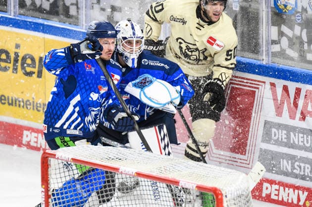 Straubing Tigers vs. Grizzlys Wolfsburg, Eishockey, Deutsche Eishockey Liga, Penny DEL, Vorbereitungsspiel, Gaeuboden Cup, Saison 2026 2027 am 23.08.2026 Marcel Brandt und Florian Bugl (Straubing Tigers) hinter dem Tor, Eishockey Herren, Deutsche Eishockey Liga, Penny DEL, Vorbereitungsspiel, Gaeuboden Cup, Saison 2026 2027 am 23.08.2026 im Eisstadion am Pulverturm, Straubing Tigers (blau) gegen Grizzlys Wolfsburg (beige) *** Straubing Tigers vs. Grizzlys Wolfsburg, Ice Hockey, German Ice Hockey League, Penny DEL, Preseason Game, Gaeuboden Cup, 2026–2027 Season on August 23, 2026; Marcel Brandt and Florian Bugl of the Straubing Tigers behind the net, Men’s ice hockey, German Ice Hockey League, Penny DEL, preseason game, Gaeuboden Cup, 2026–2027 season on August 23, 2026, at the Eisstadion am Pulverturm; Straubing Tigers (blue) vs. Grizzlys Wolfsburg (beige)