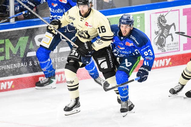 Straubing Tigers vs. Grizzlys Wolfsburg, Eishockey, Deutsche Eishockey Liga, Penny DEL, Vorbereitungsspiel, Gaeuboden Cup, Saison 2026 2027 am 23.08.2026 Spencer Kersten (Straubing Tigers) im Duell mit Tommy Pasanen (Grizzlys Wolfsburg), Eishockey Herren, Deutsche Eishockey Liga, Penny DEL, Vorbereitungsspiel, Gaeuboden Cup, Saison 2026 2027 am 23.08.2026 im Eisstadion am Pulverturm, Straubing Tigers (blau) gegen Grizzlys Wolfsburg (beige) *** Straubing Tigers vs. Grizzlys Wolfsburg, Ice Hockey, German Ice Hockey League, Penny DEL, Preseason Game, Gaeuboden Cup, 2026–2027 season on August 23, 2026: Spencer Kersten of the Straubing Tigers faces off against Tommy Pasanen of the Grizzlys Wolfsburg, Men’s Ice Hockey, German Ice Hockey League, Penny DEL, preseason game, Gaeuboden Cup, 2026–2027 season on August 23, 2026, at the Eisstadion am Pulverturm; Straubing Tigers (blue) vs. Grizzlys Wolfsburg (beige)