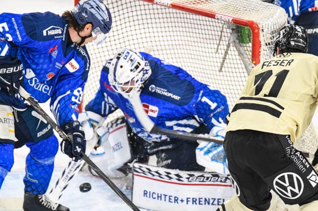 Straubing Tigers vs. Grizzlys Wolfsburg, Eishockey, Deutsche Eishockey Liga, Penny DEL, Vorbereitungsspiel, Gaeuboden Cup, Saison 2026 2027 am 23.08.2026 Florian Bugl (Straubing Tigers) verhindert den Treffer von Justin Feser (Grizzlys Wolfsburg) erziehlt den Treffer, Eishockey Herren, Deutsche Eishockey Liga, Penny DEL, Vorbereitungsspiel, Gaeuboden Cup, Saison 2026 2027 am 23.08.2026 im Eisstadion am Pulverturm, Straubing Tigers (blau) gegen Grizzlys Wolfsburg (beige) *** Straubing Tigers vs. Grizzlys Wolfsburg, Ice Hockey, German Ice Hockey League, Penny DEL, Preseason Game, Gaeuboden Cup, 2026–2027 season on August 23, 2026 Florian Bugl of the Straubing Tigers blocks a shot by Justin Feser; the Grizzlys Wolfsburg score a goal, Men’s Ice Hockey, German Ice Hockey League, Penny DEL, Preseason Game, Gaeuboden Cup, 2026–2027 Season on August 23, 2026, at the Eisstadion am Pulverturm, Straubing Tigers (blue) vs. Grizzlys Wolfsburg (beige)