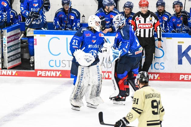 Straubing Tigers vs. Grizzlys Wolfsburg, Eishockey, Deutsche Eishockey Liga, Penny DEL, Vorbereitungsspiel, Gaeuboden Cup, Saison 2026 2027 am 23.08.2026 Sebastian Wieber und Florian Bugl (Straubing Tigers) tauschen die Plätze, Eishockey Herren, Deutsche Eishockey Liga, Penny DEL, Vorbereitungsspiel, Gaeuboden Cup, Saison 2026 2027 am 23.08.2026 im Eisstadion am Pulverturm, Straubing Tigers (blau) gegen Grizzlys Wolfsburg (beige) *** Straubing Tigers vs. Grizzlys Wolfsburg, Ice Hockey, German Ice Hockey League, Penny DEL, Preseason Game, Gaeuboden Cup, 2026–2027 season on August 23, 2026, Sebastian Wieber and Florian Bugl, Straubing Tigers switch places, Men’s Ice Hockey, German Ice Hockey League, Penny DEL, Preseason Game, Gaeuboden Cup, 2026–2027 Season on August 23, 2026, at the Eisstadion am Pulverturm; Straubing Tigers (blue) vs. Grizzlys Wolfsburg (beige)