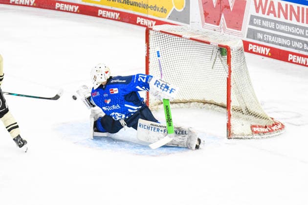 Straubing Tigers vs. Grizzlys Wolfsburg, Eishockey, Deutsche Eishockey Liga, Penny DEL, Vorbereitungsspiel, Gaeuboden Cup, Saison 2026 2027 am 23.08.2026 Sebastian Wieber (Straubing Tigers) verhindert den Treffer von Matt Choupani (Grizzlys Wolfsburg), Eishockey Herren, Deutsche Eishockey Liga, Penny DEL, Vorbereitungsspiel, Gaeuboden Cup, Saison 2026 2027 am 23.08.2026 im Eisstadion am Pulverturm, Straubing Tigers (blau) gegen Grizzlys Wolfsburg (beige) *** Straubing Tigers vs. Grizzlys Wolfsburg, Ice Hockey, German Ice Hockey League, Penny DEL, Preseason Game, Gaeuboden Cup, 2026–2027 season on August 23, 2026: Sebastian Wieber of the Straubing Tigers blocks a shot by Matt Choupani of the Grizzlys Wolfsburg, Men s Ice Hockey, German Ice Hockey League, Penny DEL, Preseason Game, Gaeuboden Cup, 2026–2027 Season on August 23, 2026, at the Eisstadion am Pulverturm, Straubing Tigers (blue) vs. Grizzlys Wolfsburg (beige)