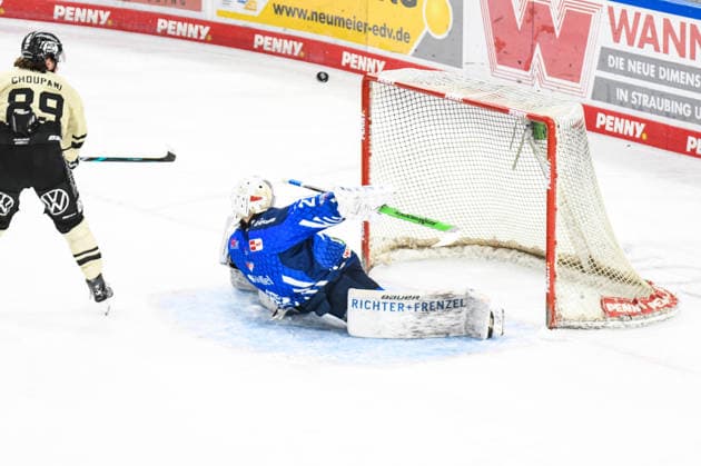 Straubing Tigers vs. Grizzlys Wolfsburg, Eishockey, Deutsche Eishockey Liga, Penny DEL, Vorbereitungsspiel, Gaeuboden Cup, Saison 2026 2027 am 23.08.2026 Sebastian Wieber (Straubing Tigers) verhindert den Treffer von Matt Choupani (Grizzlys Wolfsburg), Eishockey Herren, Deutsche Eishockey Liga, Penny DEL, Vorbereitungsspiel, Gaeuboden Cup, Saison 2026 2027 am 23.08.2026 im Eisstadion am Pulverturm, Straubing Tigers (blau) gegen Grizzlys Wolfsburg (beige) *** Straubing Tigers vs. Grizzlys Wolfsburg, Ice Hockey, German Ice Hockey League, Penny DEL, Preseason Game, Gaeuboden Cup, 2026–2027 season on August 23, 2026: Sebastian Wieber of the Straubing Tigers blocks a shot by Matt Choupani of the Grizzlys Wolfsburg, Men s Ice Hockey, German Ice Hockey League, Penny DEL, Preseason Game, Gaeuboden Cup, 2026–2027 Season on August 23, 2026, at the Eisstadion am Pulverturm, Straubing Tigers (blue) vs. Grizzlys Wolfsburg (beige)