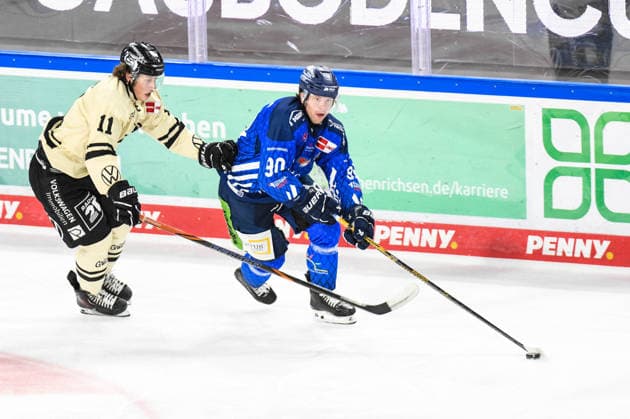 Straubing Tigers vs. Grizzlys Wolfsburg, Eishockey, Deutsche Eishockey Liga, Penny DEL, Vorbereitungsspiel, Gaeuboden Cup, Saison 2026 2027 am 23.08.2026 Filip Varejcka (Straubing Tigers) vor Tim Raab (Grizzlys Wolfsburg), Eishockey Herren, Deutsche Eishockey Liga, Penny DEL, Vorbereitungsspiel, Gaeuboden Cup, Saison 2026 2027 am 23.08.2026 im Eisstadion am Pulverturm, Straubing Tigers (blau) gegen Grizzlys Wolfsburg (beige) *** Straubing Tigers vs. Grizzlys Wolfsburg, Ice Hockey, German Ice Hockey League, Penny DEL, Preseason Game, Gaeuboden Cup, 2026–2027 season on August 23, 2026: Filip Varejcka (Straubing Tigers) vs. Tim Raab (Grizzlys Wolfsburg), Men’s Ice Hockey, German Ice Hockey League, Penny DEL, Preseason Game, Gaeuboden Cup, 2026–2027 Season on August 23, 2026, at the Eisstadion am Pulverturm; Straubing Tigers (blue) vs. Grizzlys Wolfsburg (beige)