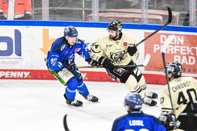 Straubing Tigers vs. Grizzlys Wolfsburg, Eishockey, Deutsche Eishockey Liga, Penny DEL, Vorbereitungsspiel, Gaeuboden Cup, Saison 2026 2027 am 23.08.2026 Filip Varejcka (Straubing Tigers) im Duell mit Julian Melchiori (Grizzlys Wolfsburg), Eishockey Herren, Deutsche Eishockey Liga, Penny DEL, Vorbereitungsspiel, Gaeuboden Cup, Saison 2026 2027 am 23.08.2026 im Eisstadion am Pulverturm, Straubing Tigers (blau) gegen Grizzlys Wolfsburg (beige) *** Straubing Tigers vs. Grizzlys Wolfsburg, Ice Hockey, German Ice Hockey League, Penny DEL, Preseason Game, Gaeuboden Cup, 2026–2027 season on August 23, 2026: Filip Varejcka of the Straubing Tigers faces off against Julian Melchiori of the Grizzlys Wolfsburg, Men’s Ice Hockey, German Ice Hockey League, Penny DEL, Preseason Game, Gaeuboden Cup, 2026–2027 Season on August 23, 2026, at the Eisstadion am Pulverturm, Straubing Tigers (blue) vs. Grizzlys Wolfsburg (beige)