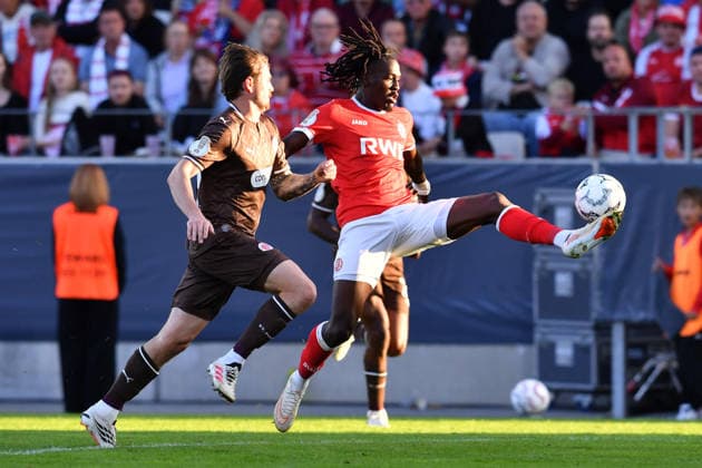 Fußball DFB-Pokal 1. Runde Rot-Weiss Essen - FC St. Pauli am 23.08.2026 im Stadion an der Hafenstraße in Essen Connor Metcalfe ( St. Pauli ), links - Franci Bouebari ( Essen ), rechts DFB regulations prohibit any use of photographs as image sequences and or quasi-video. *** Soccer: DFB Cup, First Round—Rot Weiss Essen vs. FC St. Pauli on August 23, 2026, at the Stadion an der Hafenstraße in Essen. Connor Metcalfe (St. Pauli, left), Franci Bouebari (Essen, right). DFB regulations prohibit any use of photographs as image sequences and or quasi-video. xRx