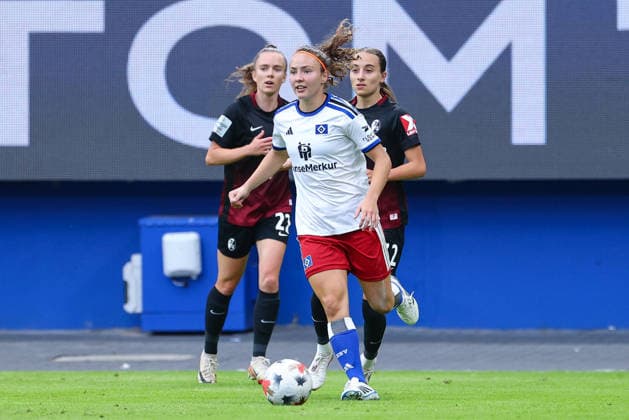 Melanie Brunnthaler (Hamburger SV, HSV, 11) am Ball, Einzelbild, Ganzkörper, Aktion, Action, Spielszene, DIE DFB-RICHTLINIEN UNTERSAGEN JEGLICHE NUTZUNG VON FOTOS ALS SEQUENZBILDER UND ODER VIDEOÄHNLICHE FOTOSTRECKEN. DFB REGULATIONS PROHIBIT ANY USE OF PHOTOGRAPHS AS IMAGE SEQUENCES AND OR QUASI-VIDEO., 23.08.2026, Hamburg (Deutschland), Fussball, Google Pixel Frauen-Bundesliga, Hamburger SV - SC Freiburg *** Melanie Brunnthaler, Hamburger SV (HSV), 11 with the ball, single frame, full-body shot, action, game scene, DFB REGULATIONS PROHIBIT ANY USE OF PHOTOGRAPHS AS SEQUENCE IMAGES AND OR VIDEO-LIKE PHOTO SERIES DFB REGULATIONS PROHIBIT ANY USE OF PHOTOGRAPHS AS IMAGE SEQUENCES AND OR QUASI-VIDEO, August 23, 2026, Hamburg, Germany, soccer, Google Pixel Women’s Bundesliga, Hamburger SV, SC Freiburg xobx