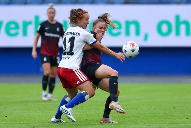 v.li.: Melanie Brunnthaler (Hamburger SV, HSV, 11) und Lisa Kolb (SC Freiburg, 22) im Zweikampf, Duell, Dynamik, Aktion, Action, Spielszene, DIE DFB-RICHTLINIEN UNTERSAGEN JEGLICHE NUTZUNG VON FOTOS ALS SEQUENZBILDER UND ODER VIDEOÄHNLICHE FOTOSTRECKEN. DFB REGULATIONS PROHIBIT ANY USE OF PHOTOGRAPHS AS IMAGE SEQUENCES AND OR QUASI-VIDEO., 23.08.2026, Hamburg (Deutschland), Fussball, Google Pixel Frauen-Bundesliga, Hamburger SV - SC Freiburg *** From left: Melanie Brunnthaler (Hamburger SV, HSV), 11, and Lisa Kolb (SC Freiburg), 22, in a one-on-one battle, duel, dynamic moment, action, game scene, DFB REGULATIONS PROHIBIT ANY USE OF PHOTOGRAPHS AS SEQUENCE IMAGES AND OR VIDEO-LIKE PHOTO SERIES DFB REGULATIONS PROHIBIT ANY USE OF PHOTOGRAPHS AS SEQUENCEENCES AND OR QUASI-VIDEO, August 23, 2026, Hamburg, Germany, soccer, Google Pixel Women’s Bundesliga, Hamburger SV vs. SC Freiburg xobx